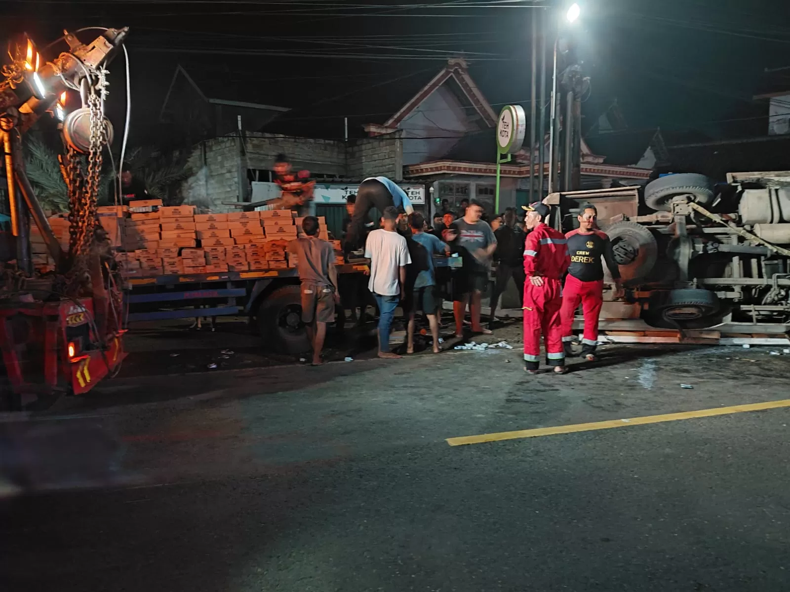 Heboh Video Warga Ambil Susu di Jalan, Ternyata Bukan Penjarahan tapi Bantuan Evakuasi