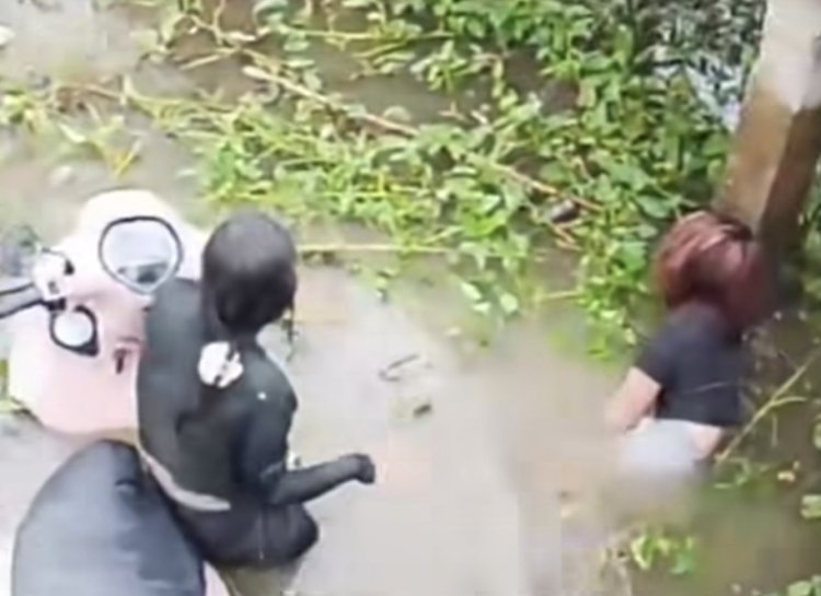 Dua Remaja Wanita Tercebur Parit dengan Motor, Warga Malah Tertawa Terbahak-bahak