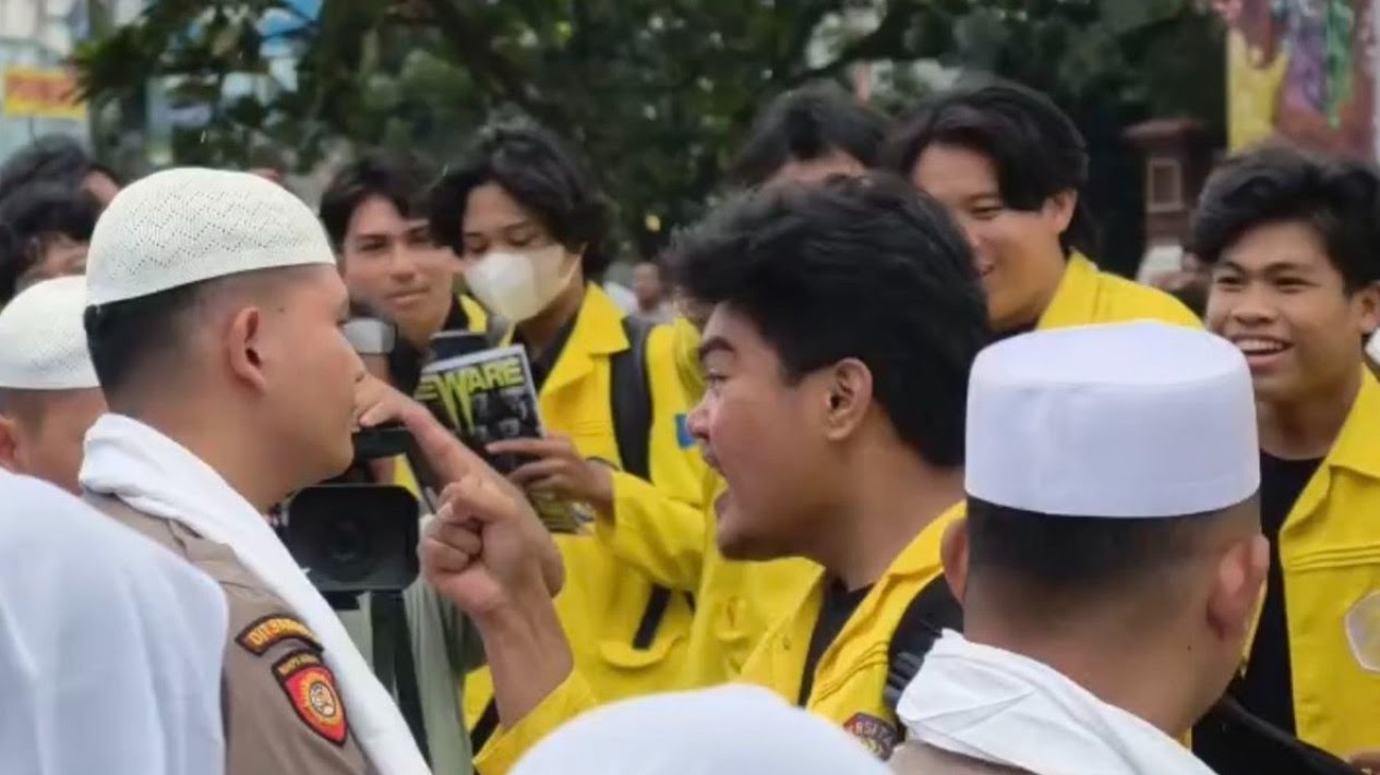 UI Klarifikasi: Pria Viral Berjas Kuning di Demo Bukan Mahasiswa Universitas Indonesia