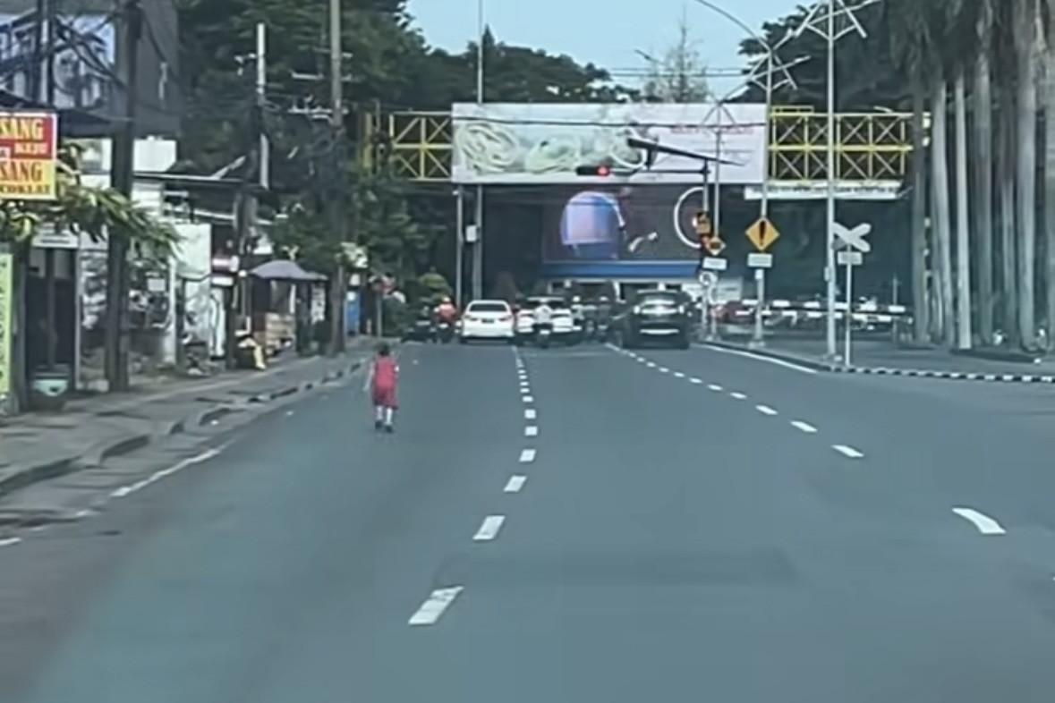 Viral Bocah di Wonocolo Surabaya Lepas dari Gandengan Ibu untuk Lihat Kereta: Kisah dan Fakta
