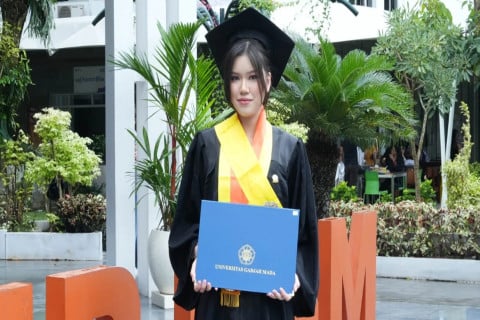 Kisah Inspiratif Cynthia Fransisca: Lulusan SMK Cumlaude FEB UGM yang Diterima Kerja di EY