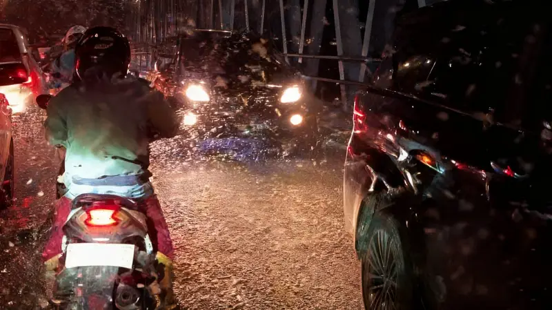 koloni laron, jembatan kertosono, lalu lintas macet