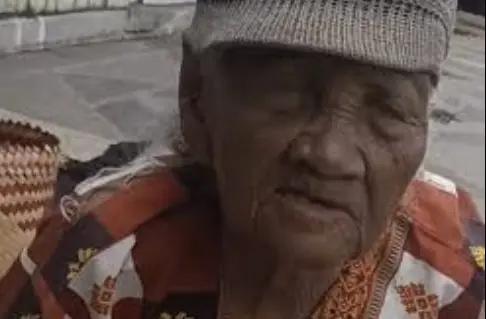 Viral! Video Nenek Penjual Sayur Ditipu Uang Mainan di Nganjuk, Bikin Warganet Geram