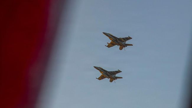 Dua pesawat Angkatan Laut AS terbang di atas kapal induk USS Abraham Lincoln untuk mendukung operasi militer.