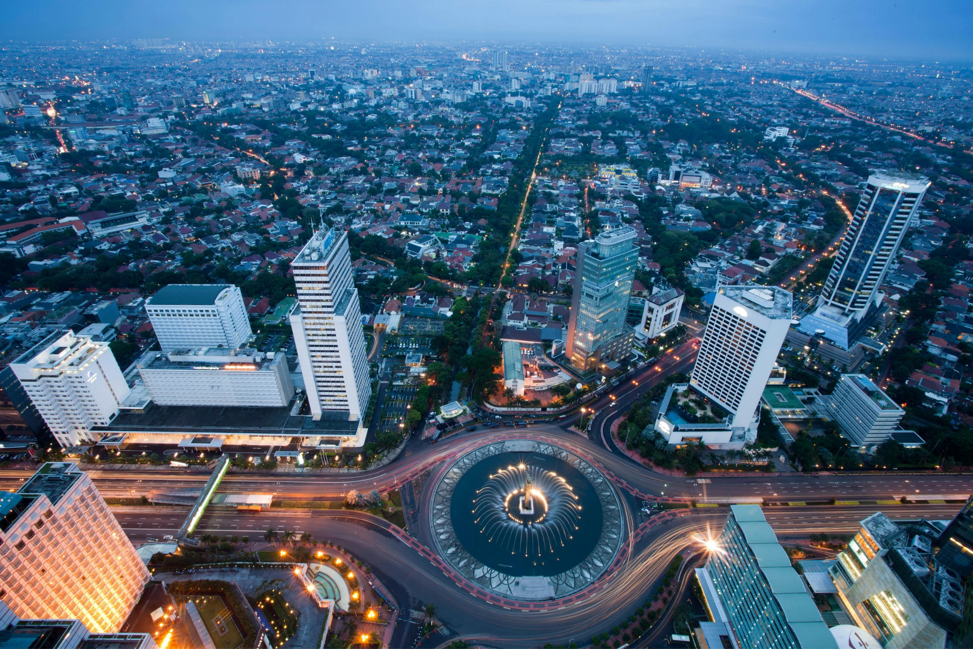 Potret Jakarta dengan latar belakang gedung pencakar langit dan masalah lingkungan serta sosial yang mengintai di baliknya.