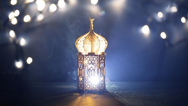 malam Ramadan dengan cahaya bulan dan Al-Quran, menggambarkan Nuzulul Quran dan Lailatul Qadar.