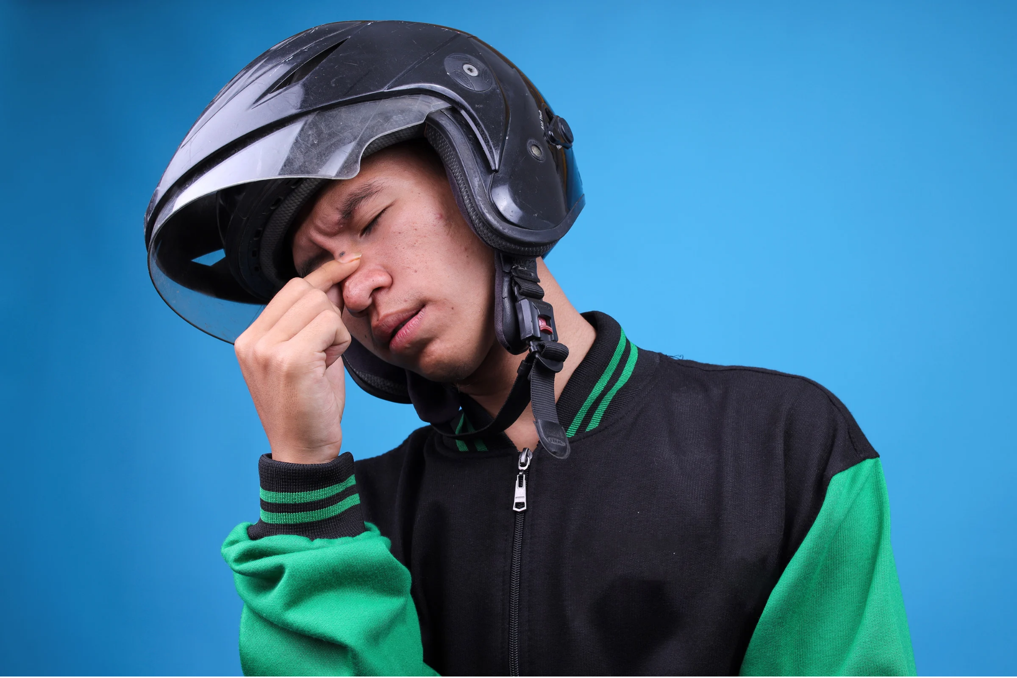 Pengemudi ojek online di Indonesia bekerja dengan smartphone di tengah lalu lintas perkotaan pada tahun 2026.