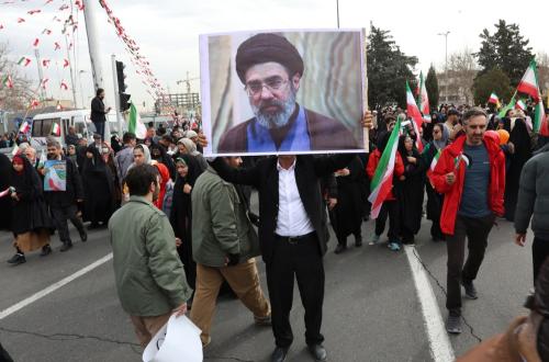 Warga Iran membawa foto Mojtaba Khamenei di Teheran menyusul gugurnya Ayatollah Ali Khamenei