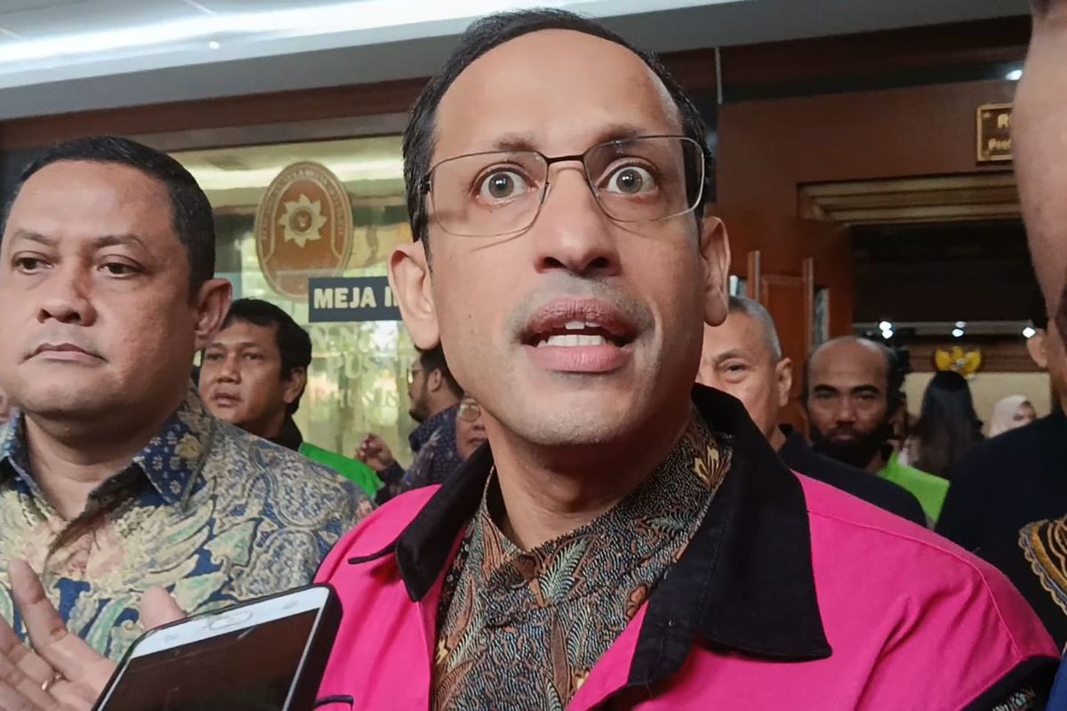  sidang pengadilan dengan logo Google dan laptop Chromebook di latar belakang kasus korupsi.