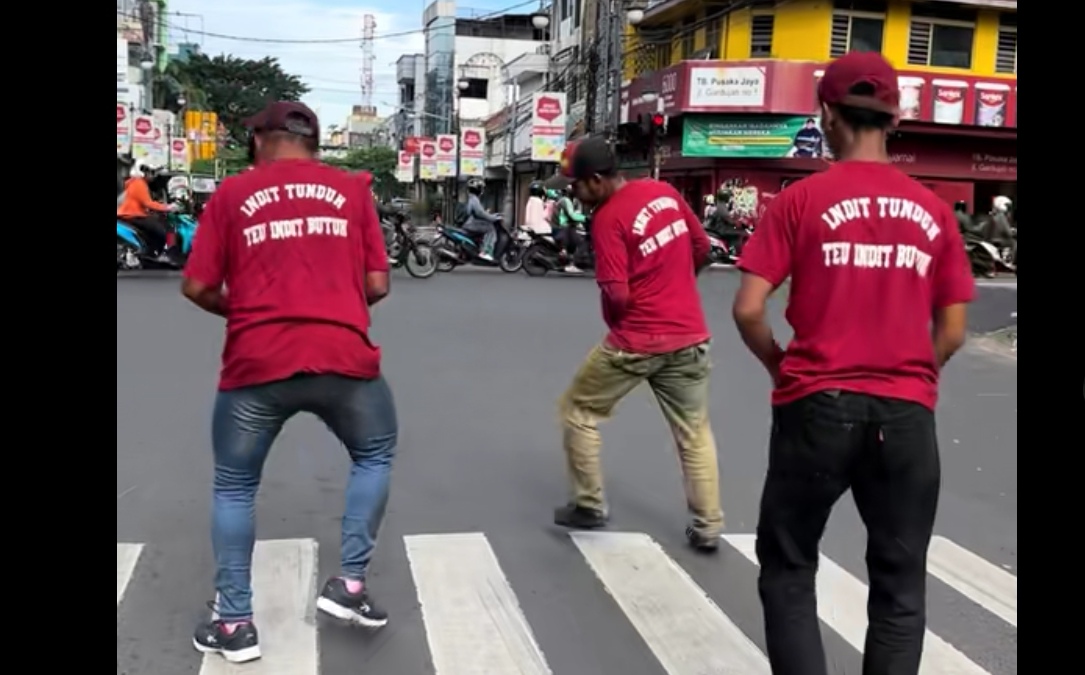 Viral! Pengamen Unik di Bandung Joget di Lampu Merah, Curi Perhatian Pengendara