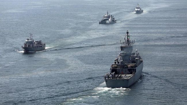 Latihan militer gabungan angkatan laut Iran, Rusia, dan China di lepas pantai Iran pada Maret 2025.