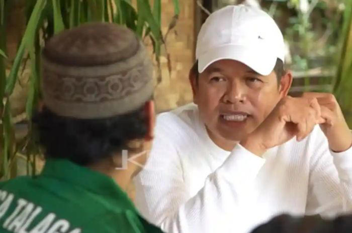 kebun labu siam dengan latar belakang suasana pedesaan di Cianjur