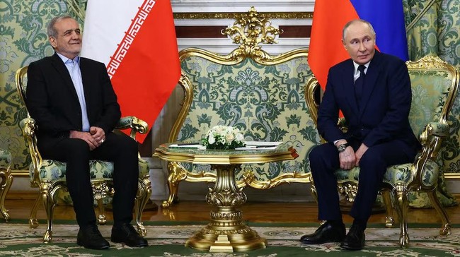 Presiden Iran Masoud Pezeshkian dan Presiden Rusia Vladimir Putin bertemu di Moskow