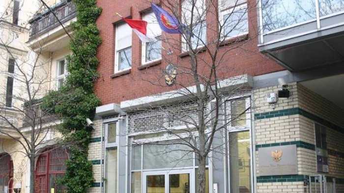 Gedung perwakilan diplomatik Indonesia di Jerman dengan bendera merah putih berkibar