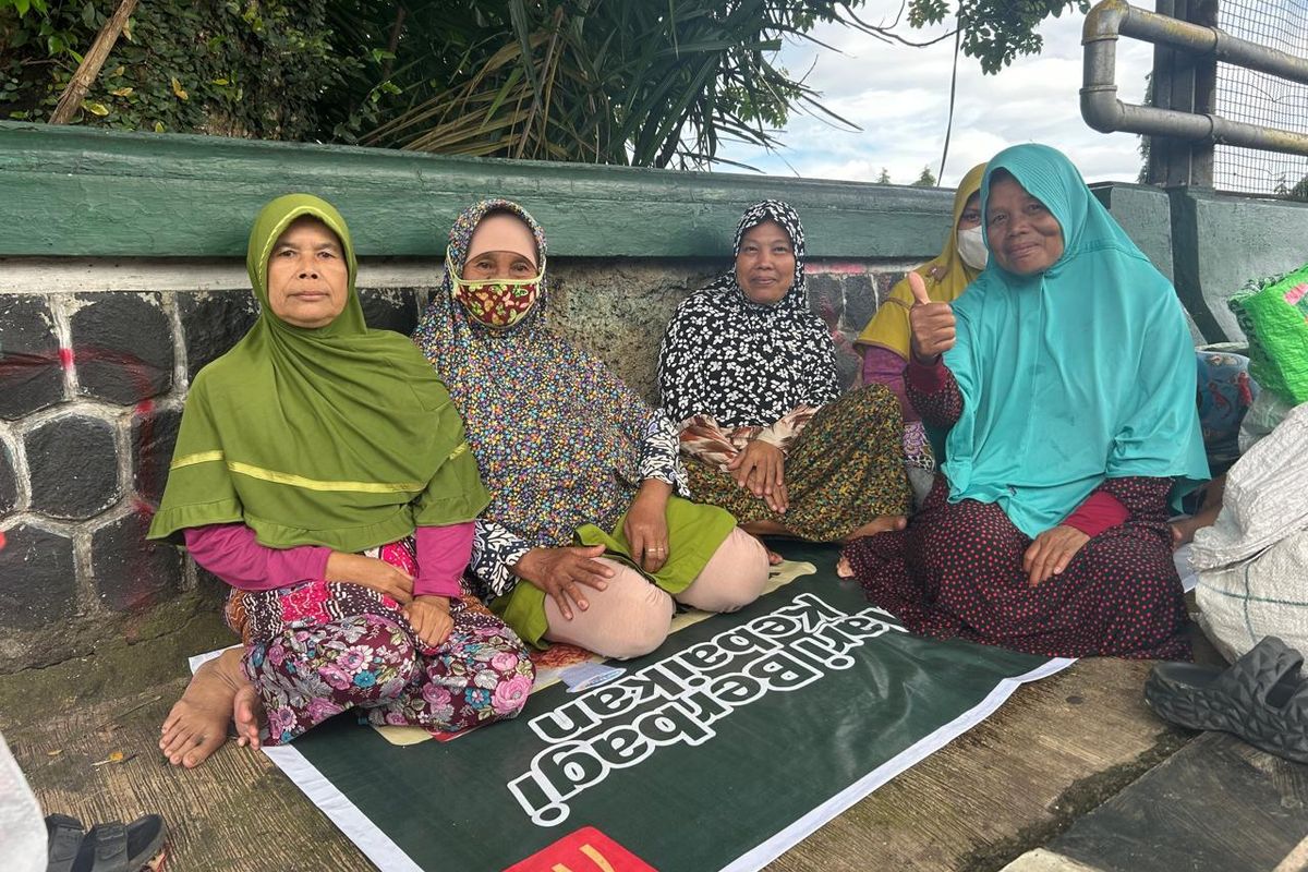 Kelompok pengemis musiman duduk di trotoar Jembatan Layang Pakuan Bogor saat Ramadhan