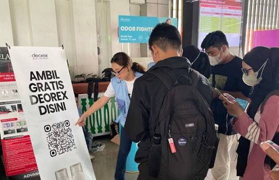 Aksi pembagian produk Deorex gratis dalam peringatan Hari Bebas Bau Badan di stasiun KRL