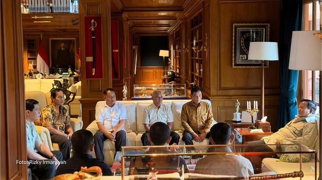 Presiden Prabowo Subianto bersilaturahmi dengan mantan ajudan dan pengawal di kediaman Hambalang.