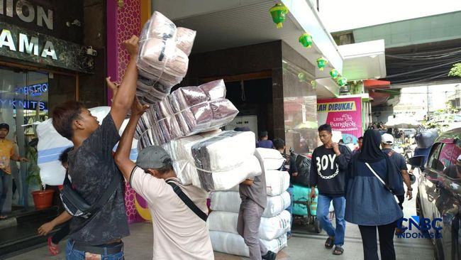 Pedagang Tanah Abang beralih ke online demi bertahan hidup