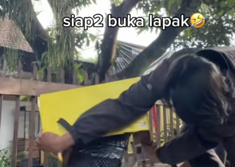 Viral: Kurir Paket Buka Lapak Drive Thru di Pinggir Jalan