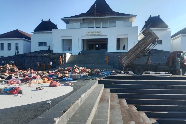 Gaji 3 Bulan Tertunda, Petugas Kebersihan Buang Sampah di Kantor Bupati