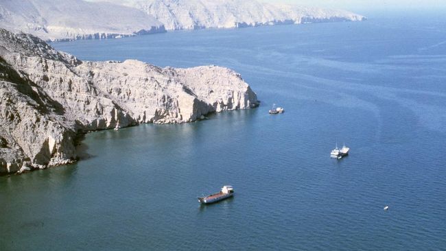 Neraka Hormuz: Hanya 5 Kapal Nekat Melintas di Bawah Ancaman Rudal