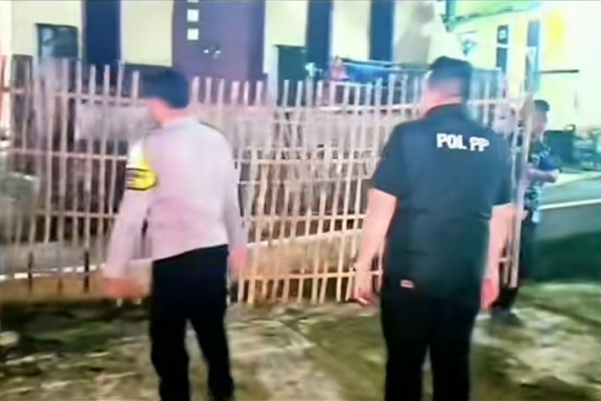 Viral Rumah di Purwakarta Dipagar Bambu, Kades: Sudah Dibongkar
