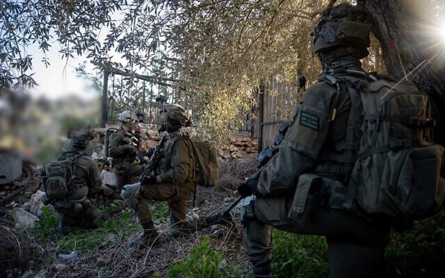 Pasukan IDF dari Brigade Lapis Baja ke-7 beroperasi di Lebanon selatan