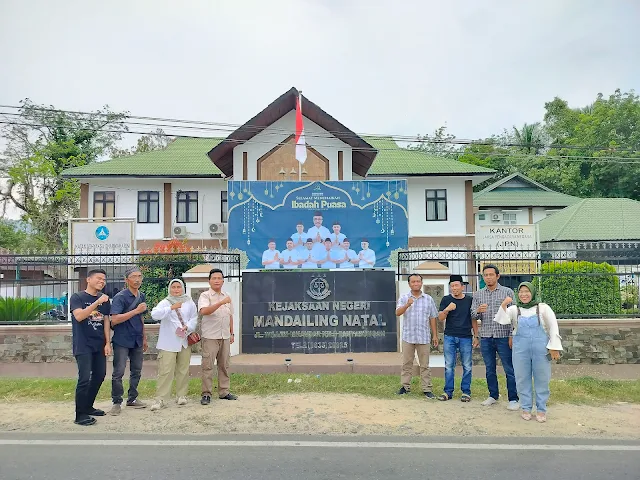 Forwaka Madina bagikan takjil di depan Kejaksaan Negeri Mandailing Natal