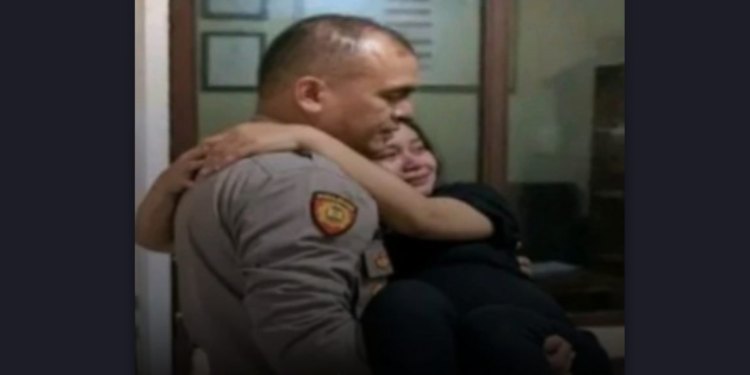 Ibu Hamil Ngidam Digendong Polisi di Bekasi Viral, Aksi Humanis Banjir Pujian