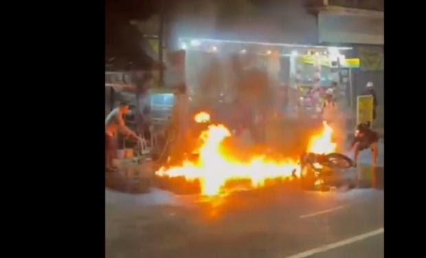 Motor remaja terbakar di Jember usai ngebut di jalan rusak