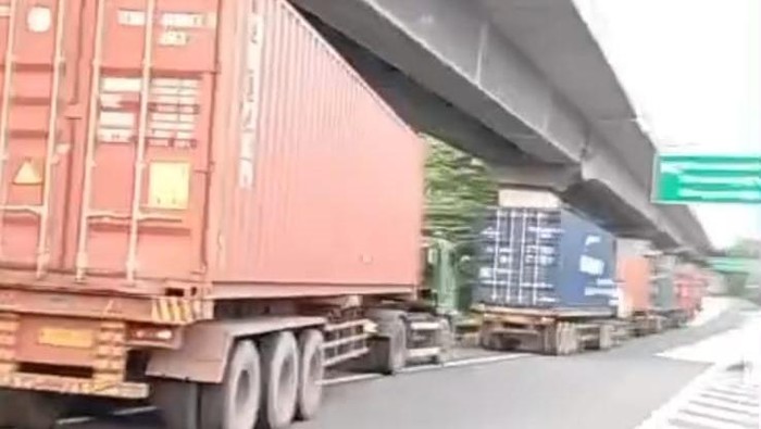 Viral Truk Sumbu 3 Dikawal Oknum TNI Dihalau Polisi di Tol Japek
