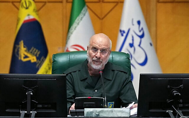 Mohammad Bagher Qalibaf memimpin sidang parlemen Iran dengan seragam IRGC