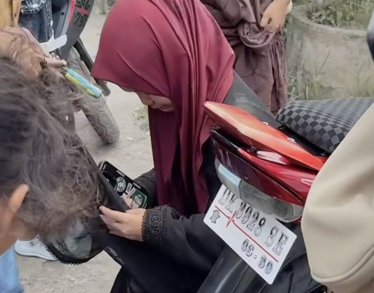 Rok Nyangkut di Gir Motor, Wanita Gagal Elegan Saat Lebaran