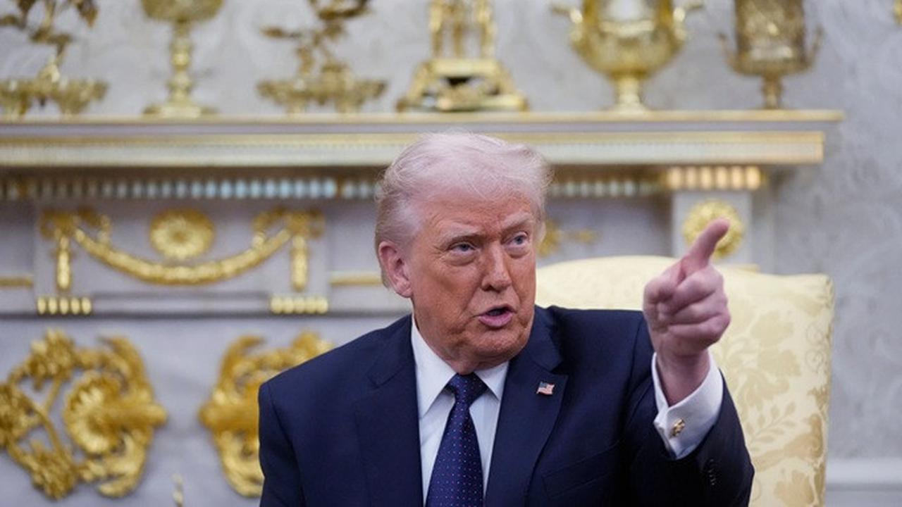 Presiden AS Donald Trump menyatakan AS akan mengambil uranium Iran jika kesepakatan tercapai