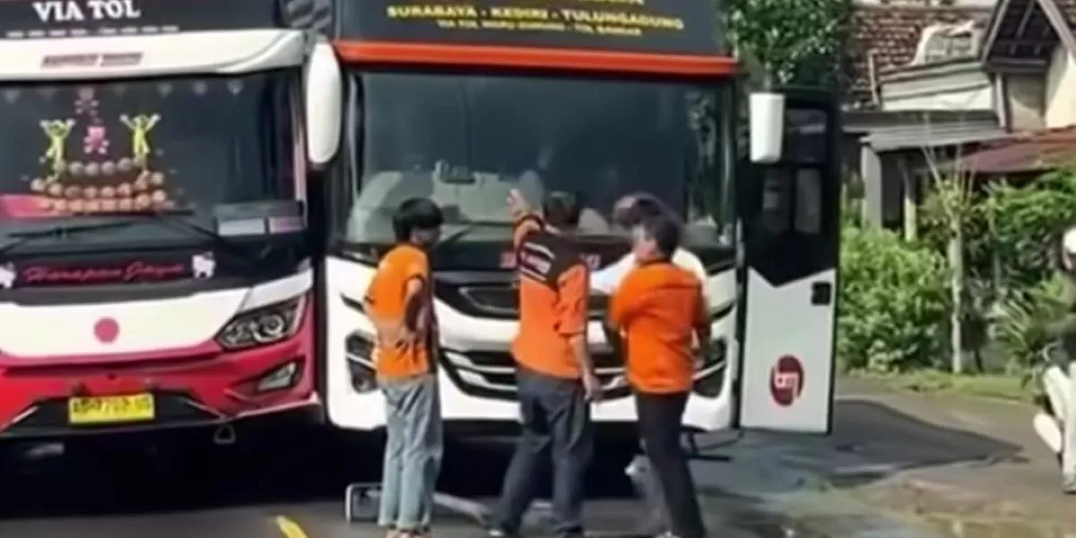 Viral! Kru Bus Harapan Jaya vs Bagong Hampir Adu Jotos di Kediri