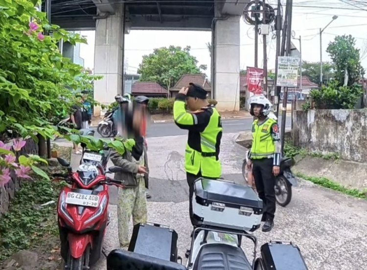 Viral Cekcok Ibu vs Driver Ojol Berujung Luka Wajah di Jalan