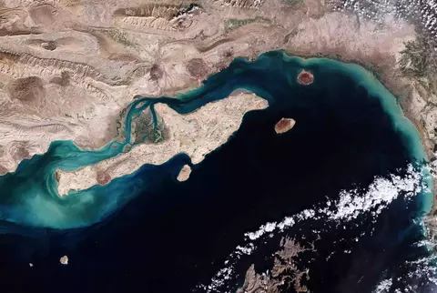 Pulau Qeshm: Dari Surga Wisata Jadi Benteng Rudal Iran di Selat Hormuz