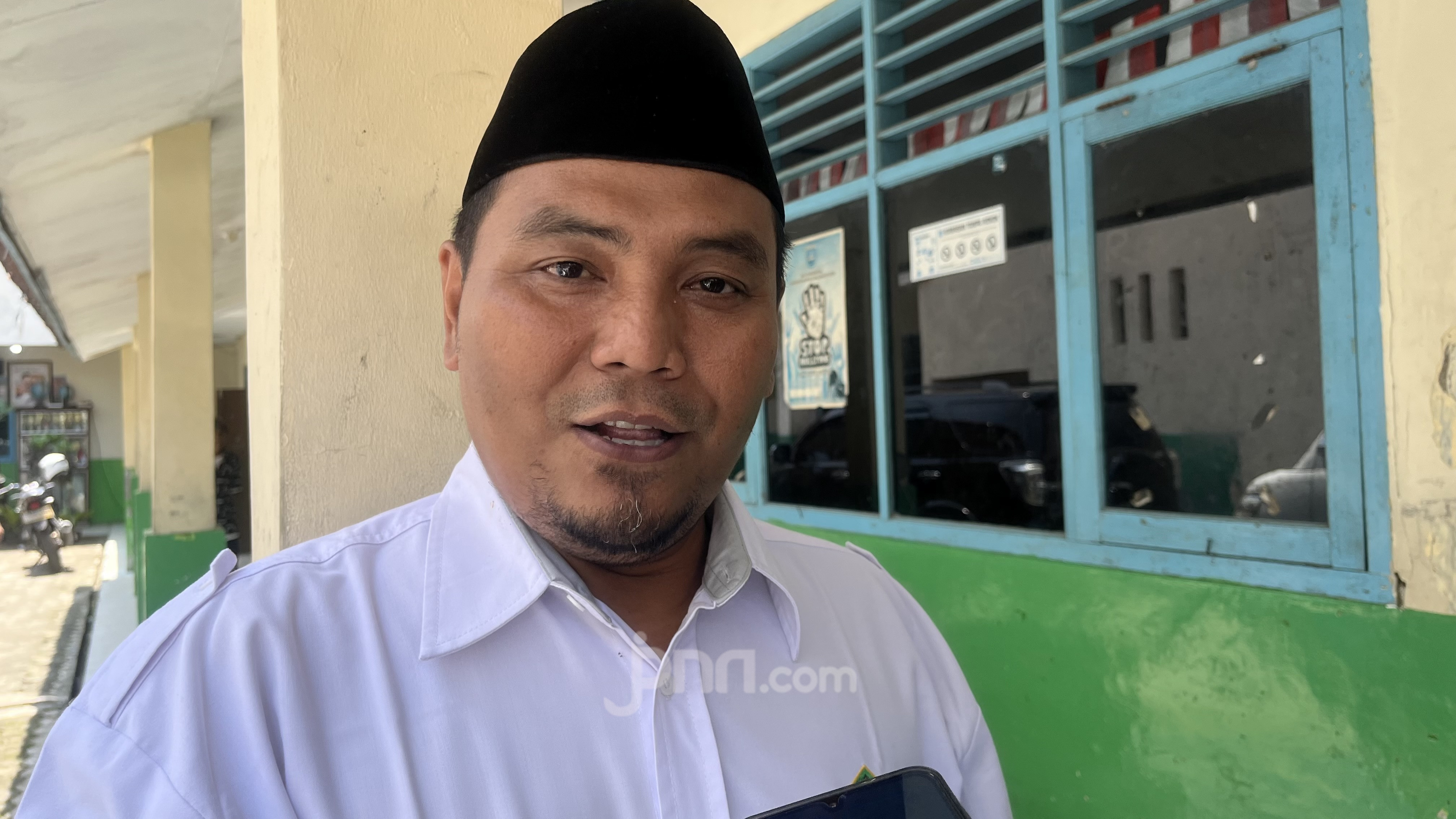Guru MTs di Depok Viral Tawarkan Jasa Seksual, Akui Dipicu Masalah Ekonomi