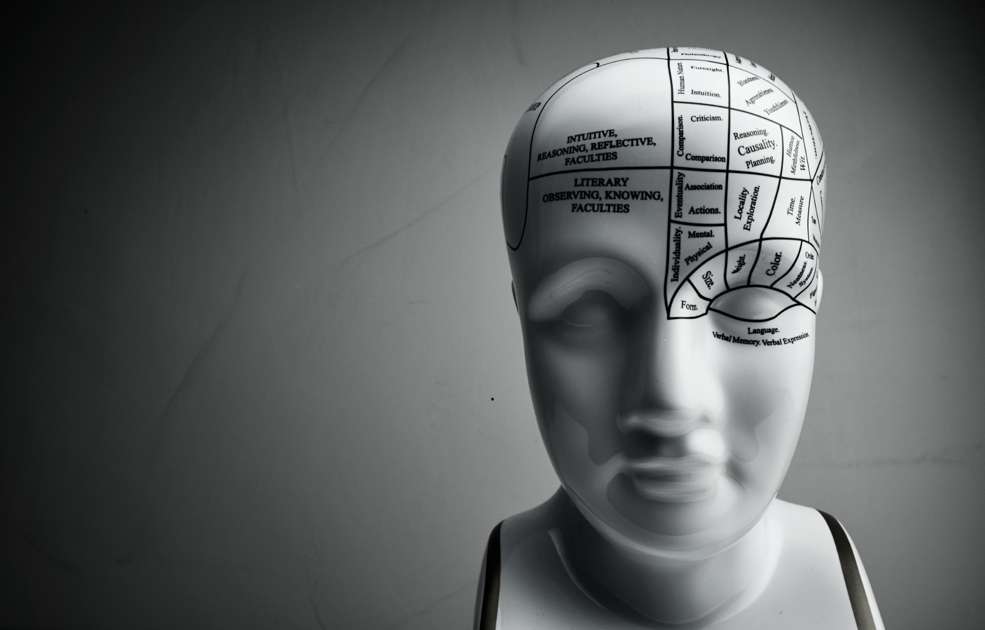 Ilustrasi perbandingan toxic positivity dan validasi emosi dalam psikologi modern
