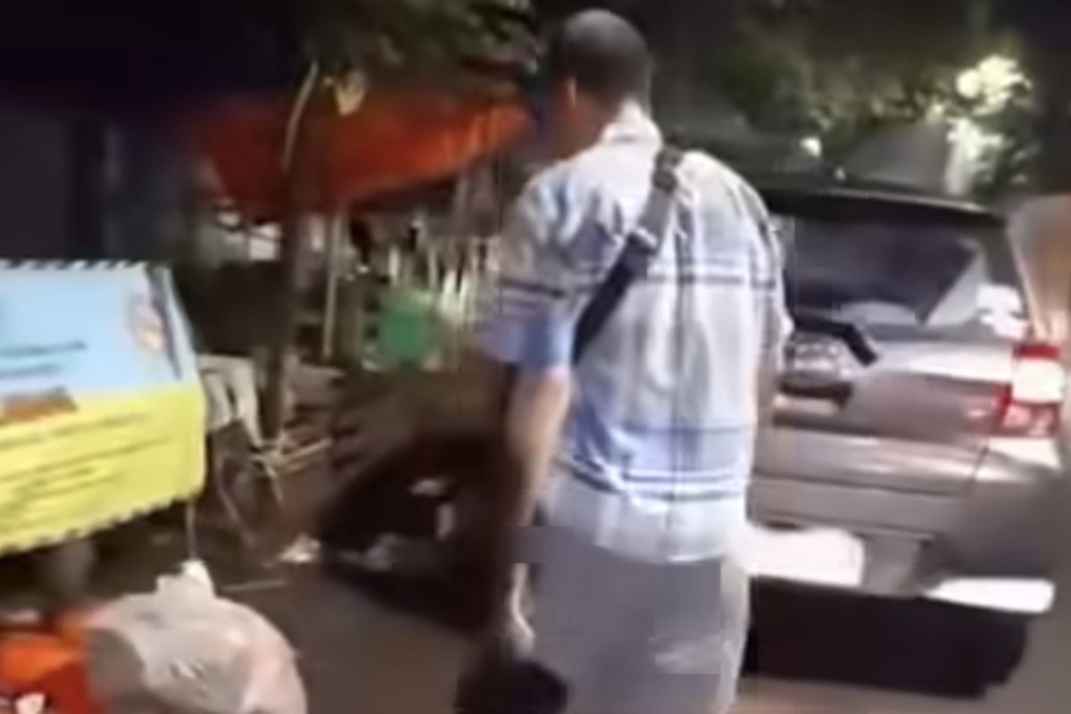 Viral video pengendara buang sampah sembarangan di Ciputat dipaksa ambil kembali