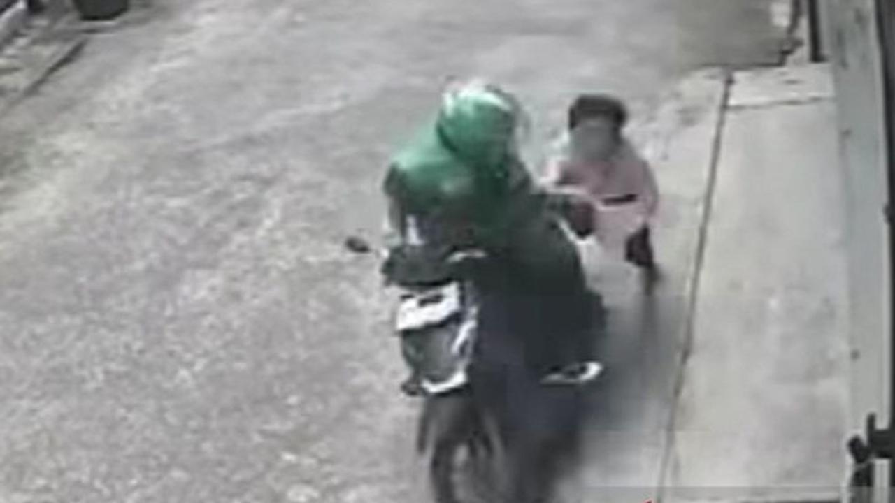 Ilustrasi aksi penjambretan di jalanan Jakarta Barat yang terekam CCTV