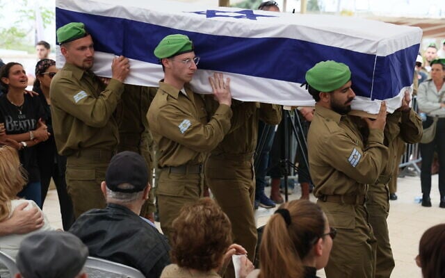 Prajurit Israel Gilad Harel dimakamkan, bunga untuk kekasih tiba sebelum pemakaman