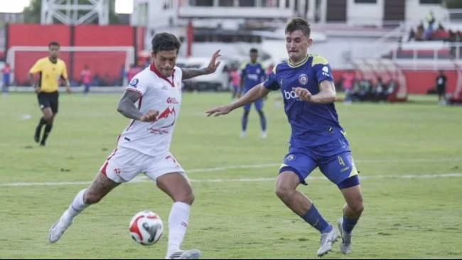 Pertandingan Super League antara Arema FC dan Malut United di Stadion Gelora Kie Raha Ternate