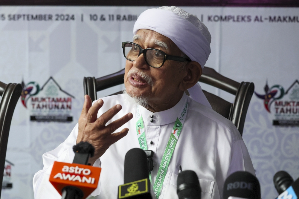 Presiden PAS Tan Sri Abdul Hadi Awang berbicara dalam konferensi pers di Temerloh