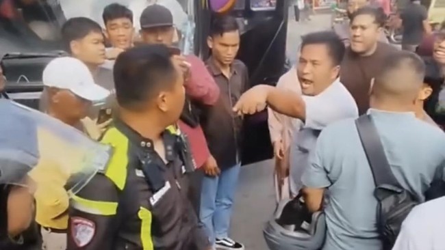 Video viral sopir bus Eldivo cekcok dengan polisi di Medan