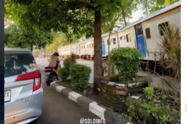KA Batara Kresna mogok di rel bengkong Solo menyebabkan keterlambatan perjalanan