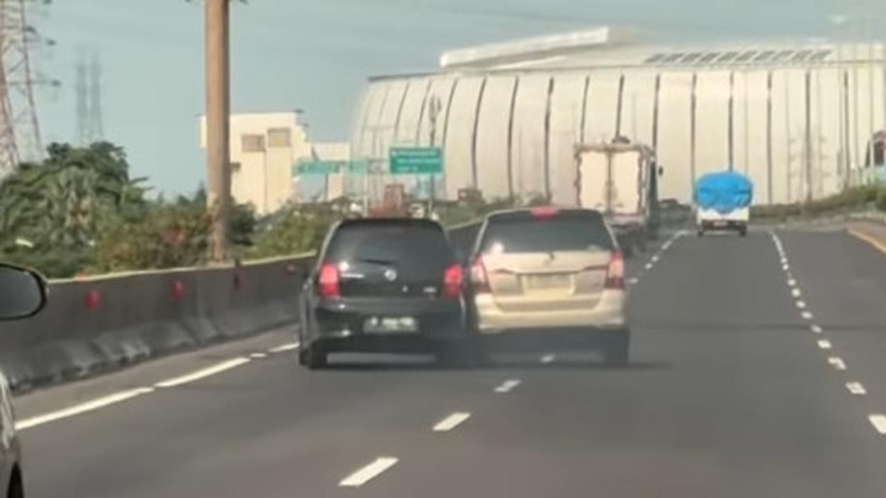 Viral aksi kejar-kejaran Innova vs Livina di tol Pelabuhan