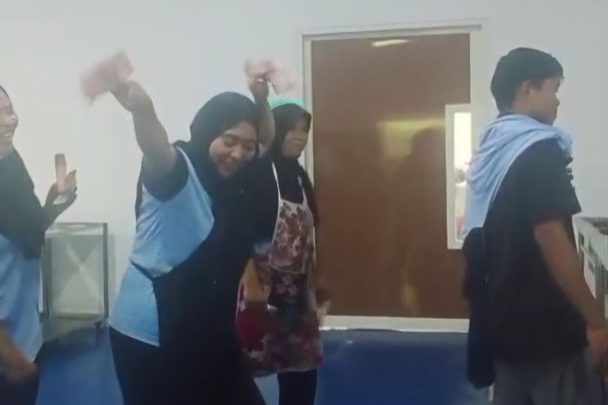 Video viral pegawai SPPG Sumenep karaoke dan tabur uang di dalam dapur