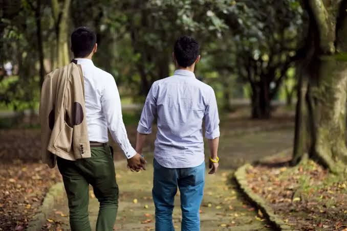 Ilustrasi keragaman manusia dengan teks 'Ciri Fisik LGBT: Mitos vs Fakta'