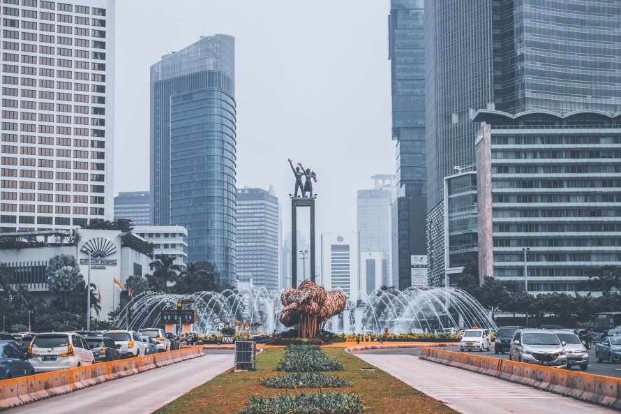 Ilustrasi perantau di Jakarta dengan latar belakang gedung perkotaan